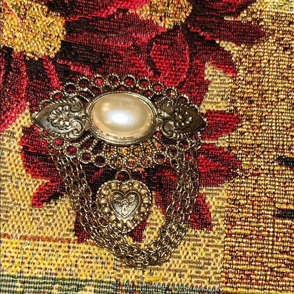 Jewelry - Brooch Elegant Gold tone and Cream